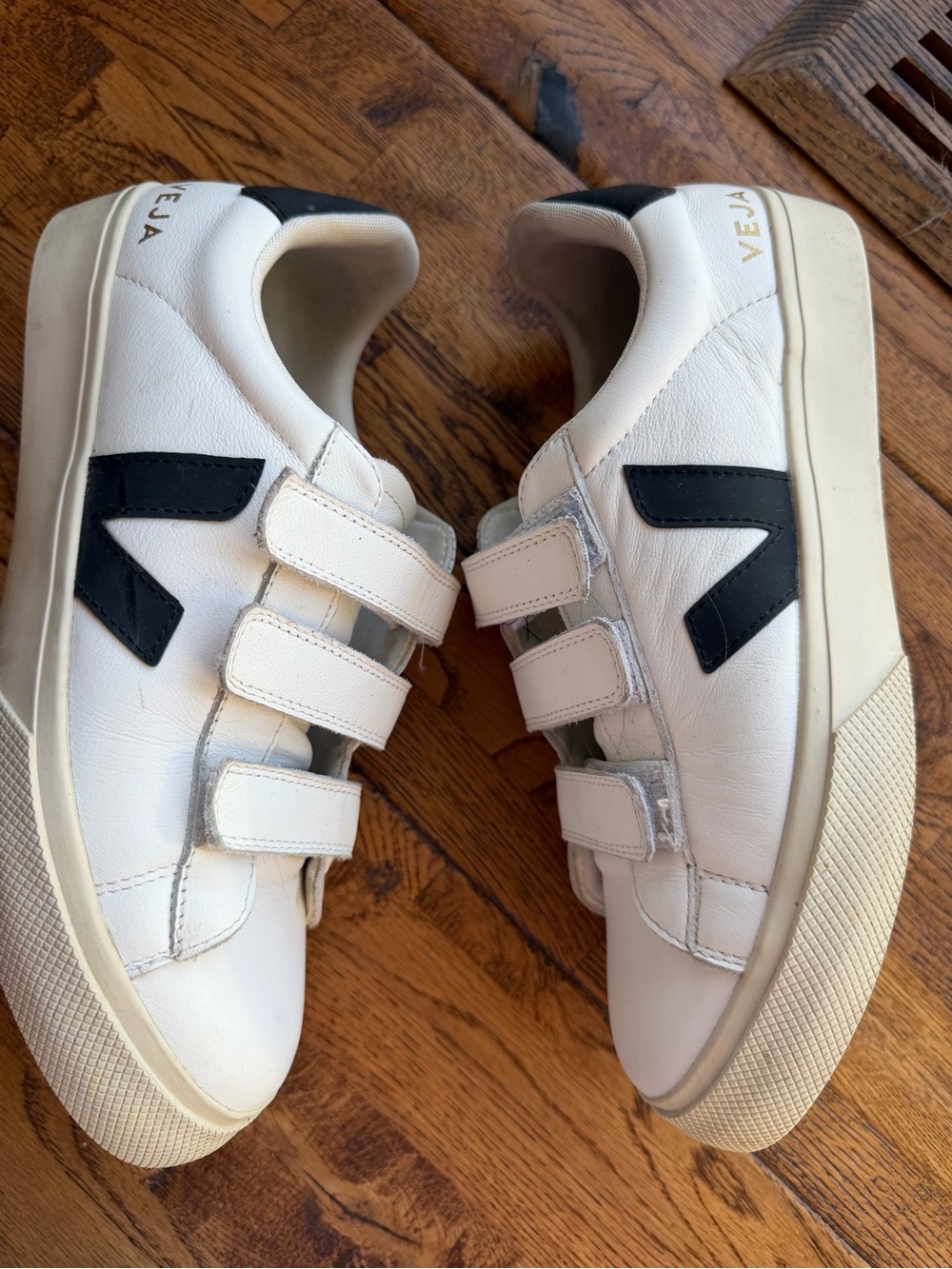 Veja Recife Sneaker in Extra White & Black - Picture 9 of 13